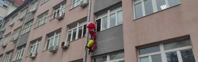 Deci u Dečijoj klinici u Nišu paketiće doneli Deda Mrazovi iz Gorske službe
