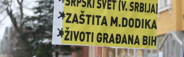 U Sarajevu održani protesti ispred Ambasade Srbije: „Vučiću šta je prioritet?“