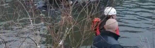 U JUŽNOJ MORAVI PRONAĐENO TELO DEVOJKE! Iz potpoljenog automobila spasene dve osobe, TRAGA SE ZA JOŠ JEDNOM DEVOJKOM