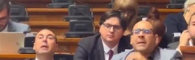 Dok opozicija govori u Skupštini, naprednjaci vrište (VIDEO)