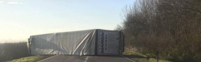 Prevrnut šleper bokirao saobraćaj, vozač iz Bugarske završio u bolnici (FOTO)