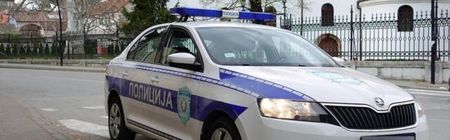 AUTO PREVRNUT NA KROV, SRČA RASUTA PO PUTU: Saobraćajna nezgoda u Kruševcu - povređena jedna osoba! (FOTO)