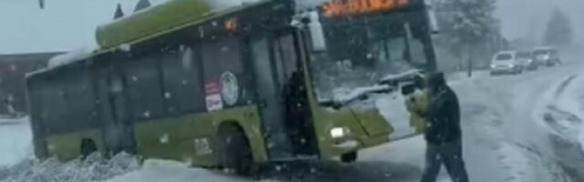 Sneg napravio haos širom Srbije: Autobus skliznuo s puta (VIDEO)