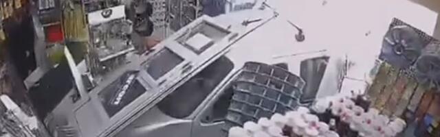 Automobil ULETEO KROZ izlog u prodavnicu, ruši sve pred sobom! Jeziv snimak iz Lazarevca