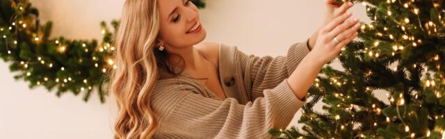 Moja stara jelka izgleda bujno i prirodno zahvljujući jednom jeftinom triku: Nisam kupila nijedan nov nakit