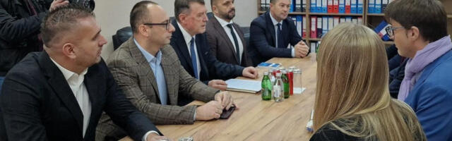 Српска листа сменила Куртијеве директоре