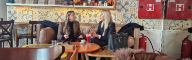 Кандидаткиња за ВСТ испија кафу и док њене колеге раде и гласају