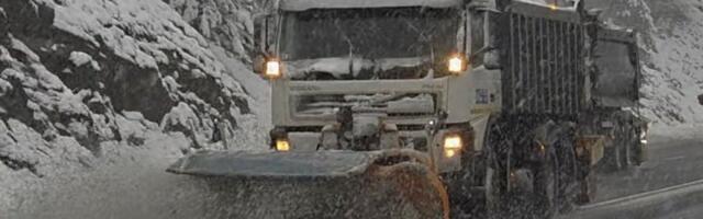 Jeziv snimak snega i leda u Srbiji: Vozači izašli iz automobila nasred puta (VIDEO)