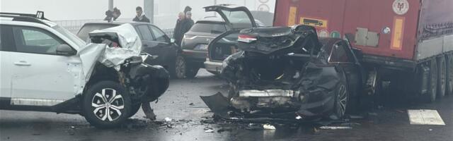 NAJNOVIJI DETALJI HOROR SAOBRAĆAJKE NA "MILOŠU VELIKOM": Sumnja se da je ovo uzrok lančanog sudara - prvo je "audi" podleteo pod kamion, a onda... (foto, video)