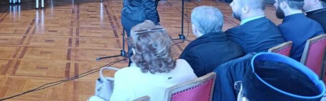 VIDEO: Karlovački đaci odbili da pevaju pred predsednikom opštine, nastupili ispred škole