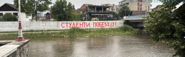 U Vlasotincu grafit “Studenti pobeđuju” na zidi kojim je vlast ogradila Vlasinu, večeras tribina