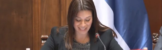 Ministarka Irena i “opština Kovid”: Čita i zapliće, smeje se i niže lapsuse (VIDEO)
