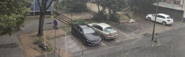 Nevreme se sručilo na Beograd: Lije kao iz kabla, duva jak vetar (VIDEO)