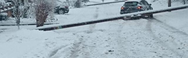 NEVAKIDAŠNJA SCENA U KRAGUJEVCU! Pale dve bandere u samo nekoliko metara i zarobile automobil! (FOTO)