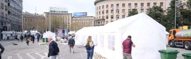 Pune se "misteriozni" beli šatori ispred Skupštine (VIDEO)