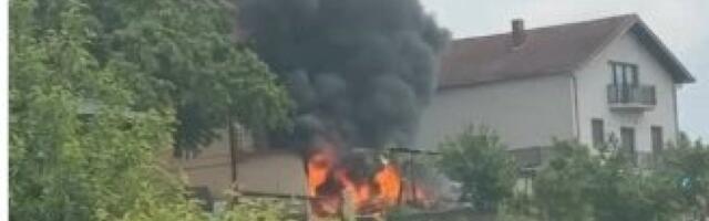 Jezivo! Gori automobil u Petrovaradinu (VIDEO)