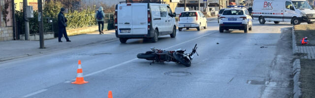 MOTOCIKLISTA (30) NALETEO NA VOZILO DOK JE ŽENA (67) POKUŠALA DA SE UPARKIRA Saobraćajna nezgoda u Prokuplju
