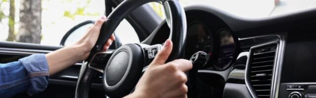 Stručnjaci UPOZORAVAJU vozače: OVAJ predmet odmah IZBACITE iz vašeg automobila - može da izazove POŽAR