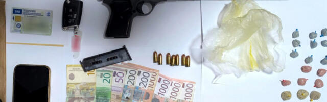 POLICIJA MU PRONAŠLA PIŠTOLJ SA PRIGUŠIVAČEM, MUNICIJU I PAKETIĆE HEROINA Uhapšen mladić iz Obrenovca