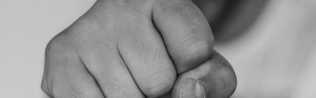 Mlati koga stigne: Tukao bivšu devojku na sred grada, pa nalupao taksistu!