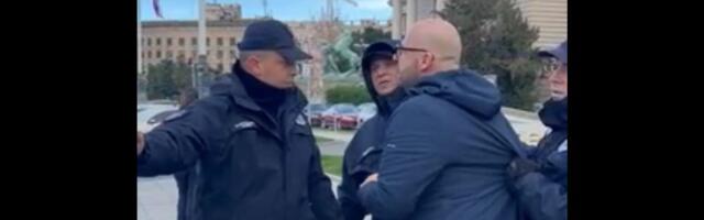 Poslanici stranke SRCE kroz Ćacilend krenuli u Skupštinu, policija ih sprečavala da prođu