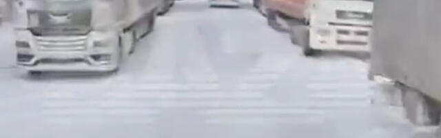 Zarobljeni u koloni od 85 km, na minus 18: Neverovatne scene kolapsa u Sibiru (VIDEO)