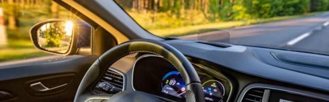 Tinejdžer sa probnom vozačkom divljao "renoom" po Subotici, suvozači bez sigurnosnih pojaseva