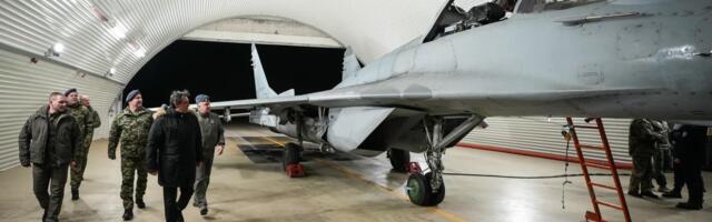 ZAHVALIO SE PREDANOM RADU! Ministar Gašić u novogodišnjoj noći obišao dežurnu jedinicu lovačke avijacije (FOTO)