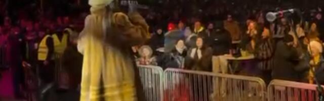 Haos na -10: Kaća Živković zapalila trg, 10.000 ljudi u delirijumu (VIDEO)