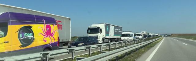 Kilometers-long column of vehicles forms on highway, horrific traffic jam after truck overturns near Novi Sad