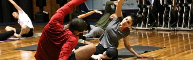 EVO KAKO DA MUŽA NATERATE DA TRENIRATE U IZOLACIJI! Čak i u kuhinji! (Video)