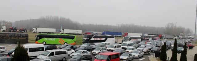 Srbi koji su krenuli na letovanje našli način kako da iskuliraju dok čekaju da prođu gužve na granici i ovo je hit