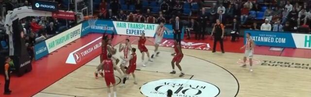 Nikad luđi koš Jaga: Pogodio preko Gilespija i to okrenut leđima (VIDEO)