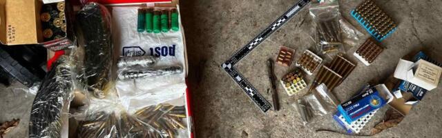 Zaplenjen arsenal oružja u Kragujevcu! Nađena i takozvana olovka - pištolj (FOTO)