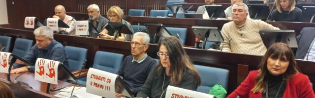 Transparenti “Krvave ruke“ i “Živela Srbija“ povod za žučnu raspravu u čačanskoj Skupštini (FOTO)