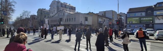 Kragujevčani na raskrsnici kod "Uzora" 25. put odali poštu žrtvama novosadske tragedije (FOTO)
