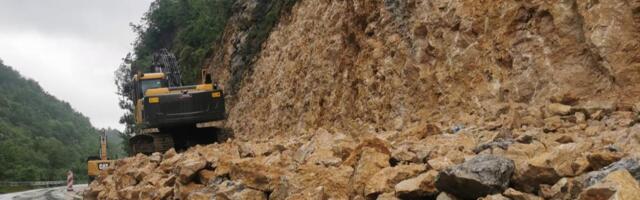 ODRON NA PUTU RIBARCI - KARAMANICA KOD BOSILEGRADA: Otežan saobraćaj, vozi se jednom trakom