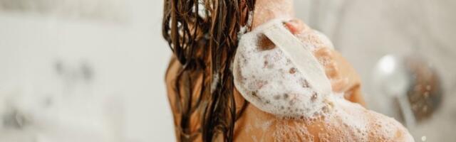 3 navike pod tušem uništavaju kožu: Dermatolozi upozoravaju da odmah prestanete s tim