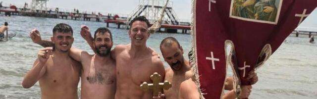 Voditelj RTS se skinulo u Australiji, pa zaplivao za Časni krst: Drži tri prsta i veliki krst: “Bog se javi”