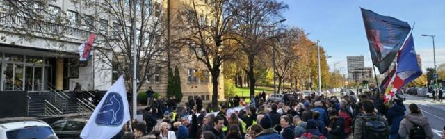 TUŽIOCI PORUČUJU MRDIĆU DA NISU KUKAVICE Protesti u Beogradu i Novom Sadu - nema suđenja u Čačku, Kragujevcu...