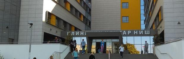 NOĆ U NIŠU: Motociklistu oborio auto, par povređen u sudaru