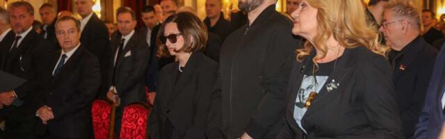 PORODICA DUŠKA VUJOŠEVIĆA SLOMLJENA OD TUGE I BOLA! Svi su ustali kada su supruga Ana i sin Luka ušli u salu! (VIDEO)