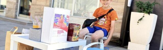Dok se njegovi vršnjaci igraju, mališan Nikola na 30+ stepeni sedi u centru Čačka: Razlog je dirljiv, a ova fotografija je raznežila sve: Evo kako mu pomoći!