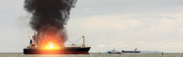 PLOVILO U PLAMENU, POSADA OČAJNIČKI TRAŽI POMOĆ! Tanker pod sankcijama pogođen kod obale Omana (VIDEO)