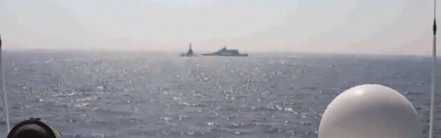 AMERIČKI RATNI BROD ZAVRŠIO NESLAVNO U PERSIJSKOM ZALIVU! Iranska mornarica ga PRIMORALA da naglo KOČI, pokuljao gust dim! /VIDEO/