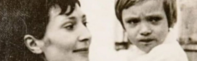 POGLEDAJTE KAKO JE PREDSEDNIK SRBIJE IZGLEDAO KAO DETE: Uz fotografiju sa majkom Vučić čestitao Angelini rođendan i uputio joj izvinjenje (FOTO)