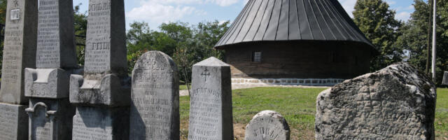 Данас су Велике или Зимске задушнице. Обичај је изаћи на гробље и запалити свећу међу покојницима