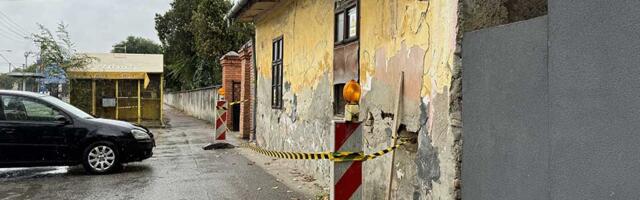 FOTO: Na kući kod Tomaševačkog groblja istaknuto upozorenje „Opšta opasnost“