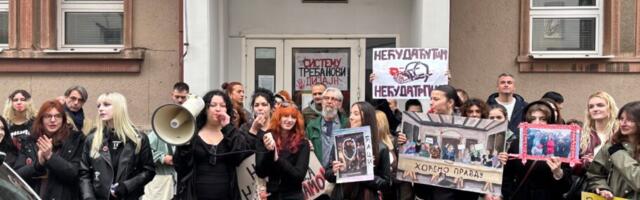 Direktorka i profesori koji žele da predaju pokušali da uđu u blokiranu Umetničku školu
