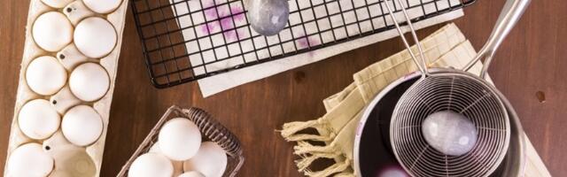 Žena farbala jaja u WC šolji i ZGROZILA ceo internet: Bizarno da bizarnije ne može (VIDEO)